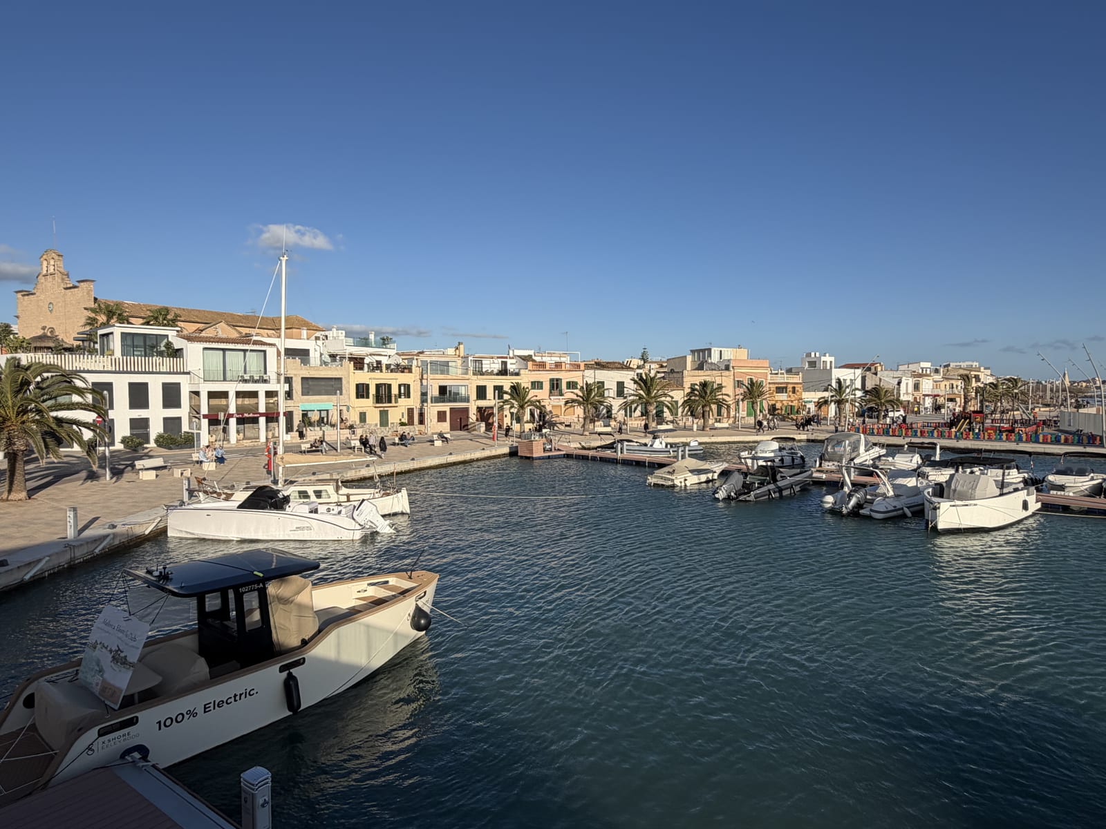 Tu imagen del centro de pruebas de barcos con el puerto de fondo y barcos en él